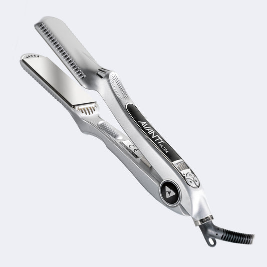 Avanti Ultra 1-3/8" Titanium Flat Iron – silver Avanti Ultra flat iron with the plates open, three-quarter view / Fer plat Avanti Ultra en titane de 1 3/8 po – fer plat Avanti Ultra argenté, plaques ouvertes, vue trois quarts