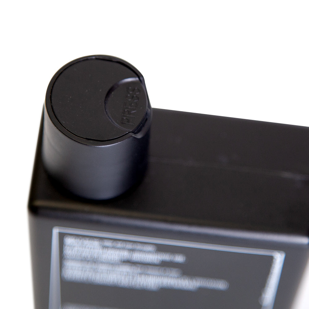 Uppercut Deluxe Detox and Degrease Shampoo 240 ml — close-up of the flip-top cap on the 240 ml shampoo bottle