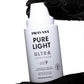 Eclaircissant Pure Light Ultra — pot blanc 453 g tenu dans une main gantee, etiquette de face