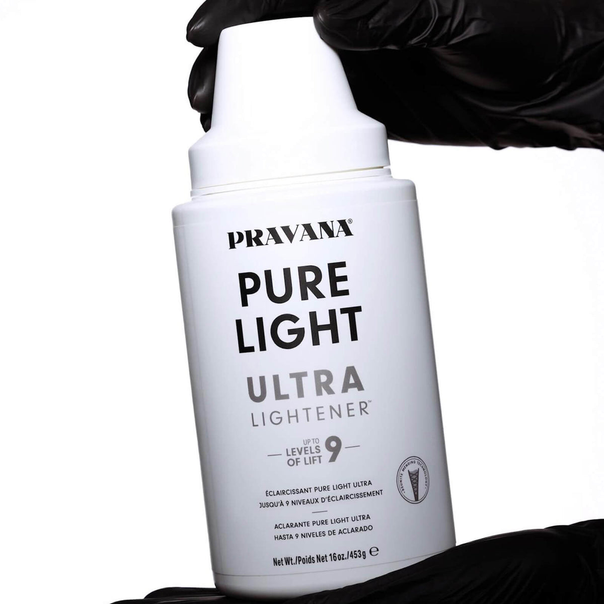 Eclaircissant Pure Light Ultra — pot blanc 453 g tenu dans une main gantee, etiquette de face