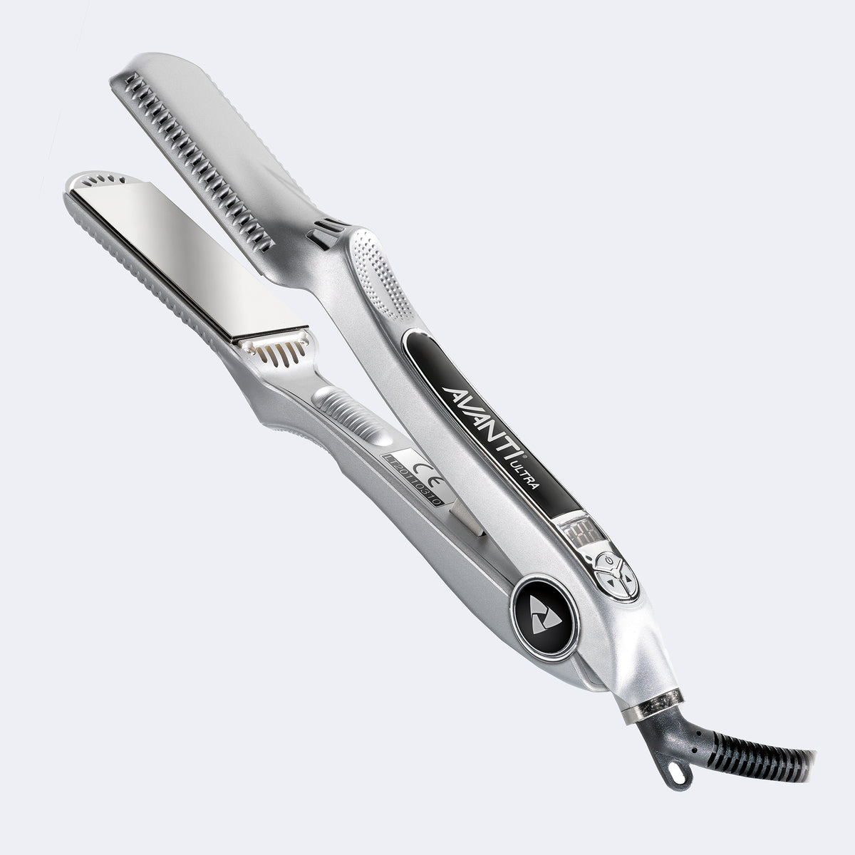 Avanti Ultra 1-3/8" Titanium Flat Iron – silver Avanti Ultra flat iron with the plates open, three-quarter view / Fer plat Avanti Ultra en titane de 1 3/8 po – fer plat Avanti Ultra argenté, plaques ouvertes, vue trois quarts