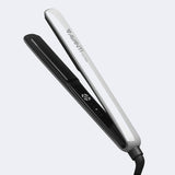 Avanti Ultra 1" Tourmaline & Ceramic Flat Iron – black and white Avanti Ultra flat iron, plates closed, on a plain background / Fer plat Avanti Ultra en tourmaline et céramique de 1 po – fer plat Avanti Ultra noir et blanc, plaques fermées, sur fond uni