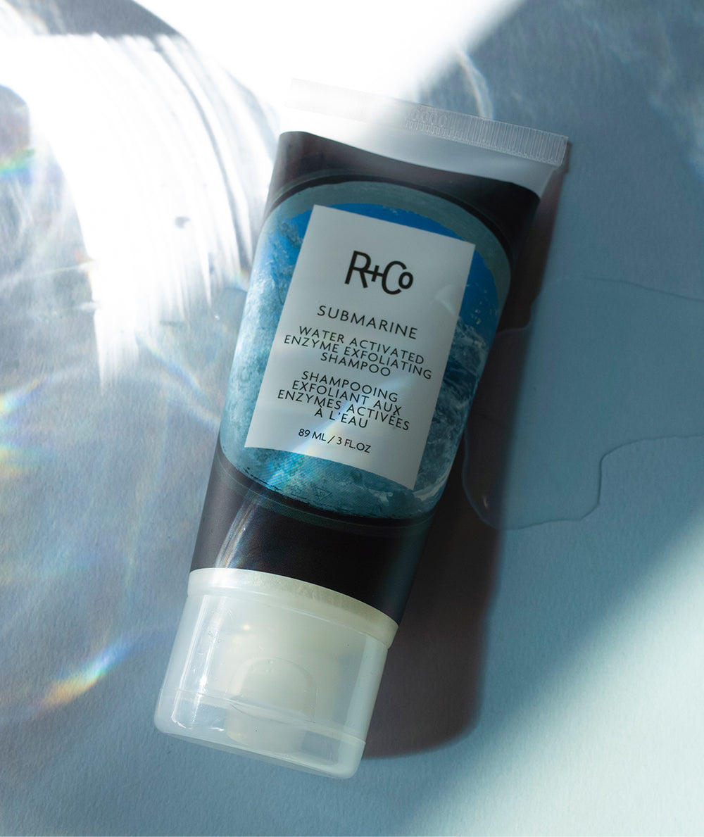 R+CO - Submarine - Shampooing exfoliant aux enzymes activées par l'eau | 3 oz | 